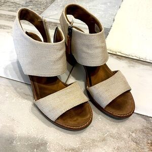 Toms neutral canvas block heel sandals 7.5